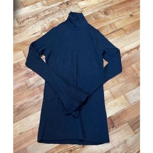 Lafayette 148 lk new M. Super soft sweater. flutter/bell sleeves.